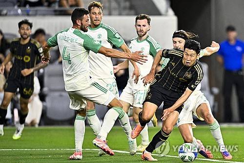 손흥민 3초 만에 4~5명 돌파 '축신짤' 생성→LAFC, PO 서부 준결승 진출 보인다…오스틴에 1차전 2-1 신승