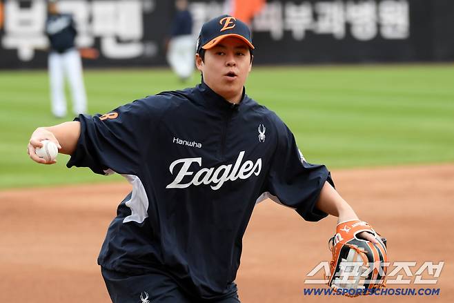 1루수로 변신한 류현진 덕분에 분위기 뜨거워진 한화 내야진, 수비 집중도 급상승[대전 현장]