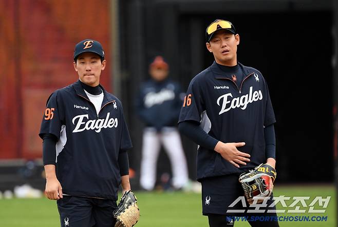 1루수로 변신한 류현진 덕분에 분위기 뜨거워진 한화 내야진, 수비 집중도 급상승[대전 현장]