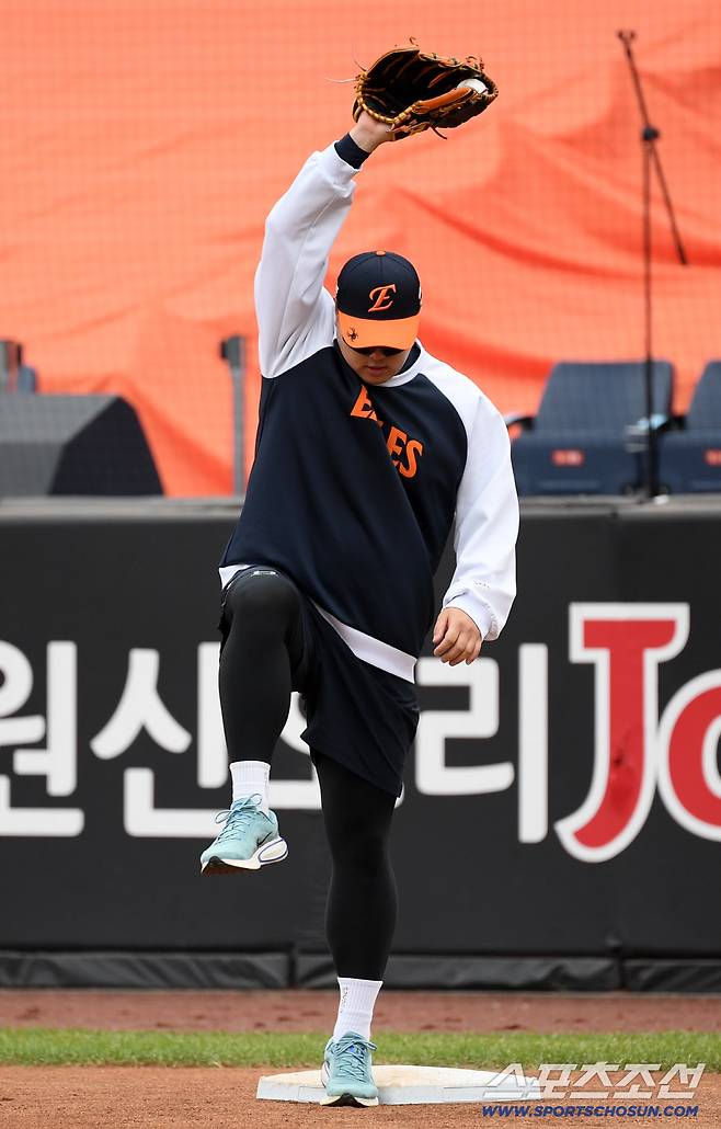 1루수로 변신한 류현진 덕분에 분위기 뜨거워진 한화 내야진, 수비 집중도 급상승[대전 현장]