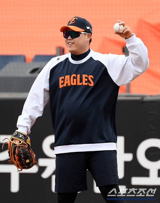 1루수로 변신한 류현진 덕분에 분위기 뜨거워진 한화 내야진, 수비 집중도 급상승[대전 현장]