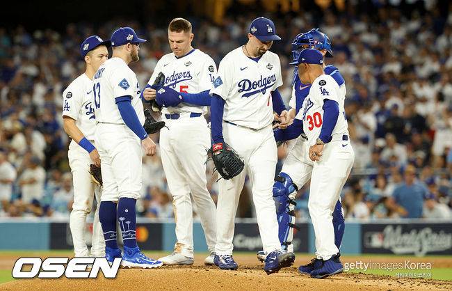 또 투수 교체 늦었다, 치명적인 폭투-폭투-폭투…'2승 3패' 다저스, 벼랑 끝에 몰렸다 [WS5]