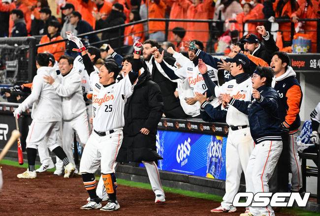 ‘우승 확률 0% 위기 막았다’ 한화, 50억 FA가 기적 역전 이끌다…22.2% 역전 우승 희망 살렸다