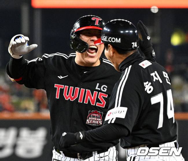 '각본 없는 드라마, 기적이 일어났다' 김현수, 9회 2아웃 역전타 터뜨리다...PS 최다안타 신기록 '102안타'