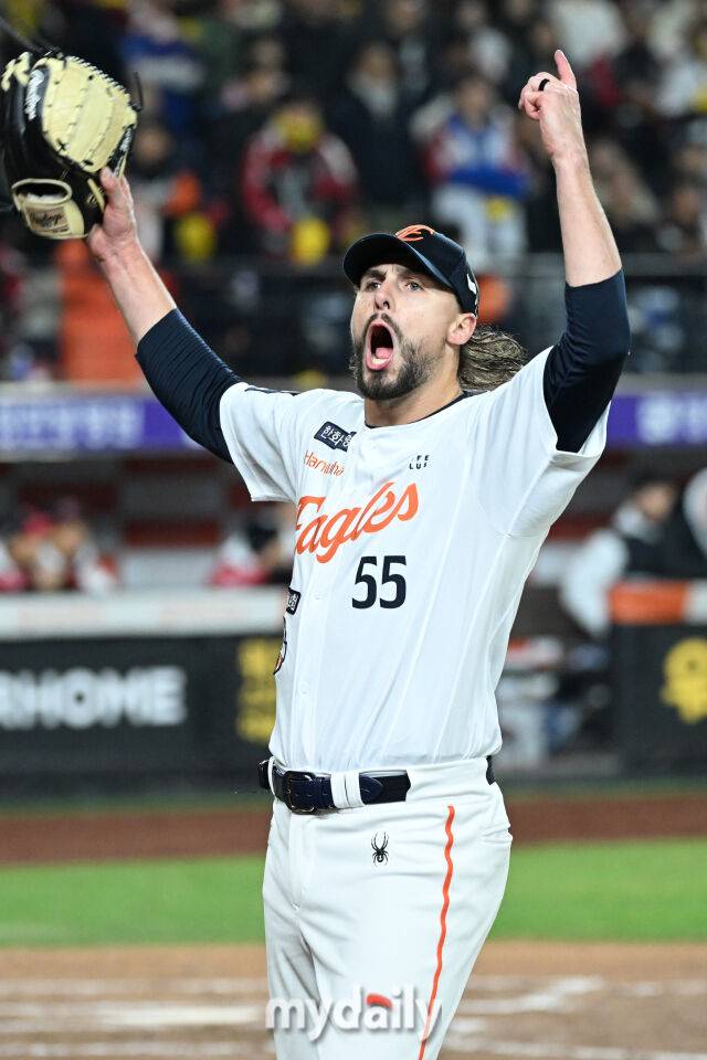 '투혼의 117구, 미쳤다' 156km KKKKKKK 1실점, LG 압도했다…대전예수의 포효, 한화 팬들 열광하다 [MD대전 KS4]