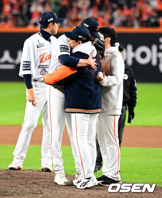 KS 앞두고 깜짝 방문, 와이스 장인어른 앞에서 포효…117구 미친 투혼, 교체 거부 승부욕까지 엄청났다 [KS4]