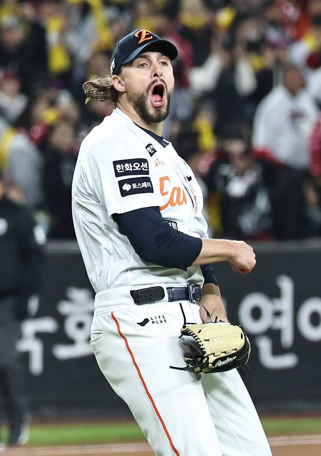 9회에 6점 LG, ‘마무리 김서현’ 고집한 한화에 막판 대역전극...KS 우승 1승 남았다