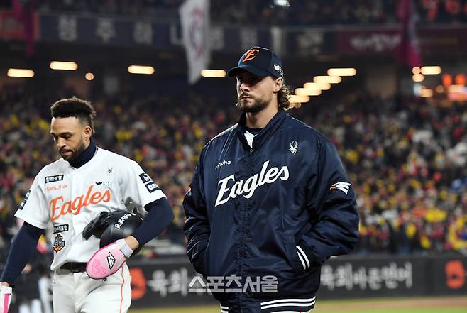 다 잡은 경기를 이렇게 내준다고? ‘김서현 홈런 악몽’ 한화, 벼랑 끝 내몰려…김경문 감독 “할 말 없다” [KS4 패장]