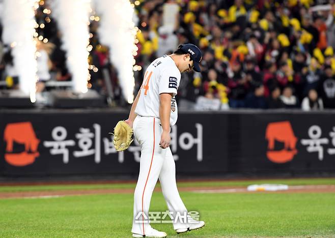 다 잡은 경기를 이렇게 내준다고? ‘김서현 홈런 악몽’ 한화, 벼랑 끝 내몰려…김경문 감독 “할 말 없다” [KS4 패장]