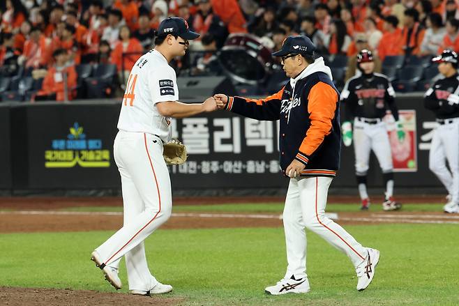 또 승리 지켜내지 못한 마무리, 김경문 감독 “오늘은 우리 마무리가···야구 어렵다, 김서현 8회는 잘 막았다”