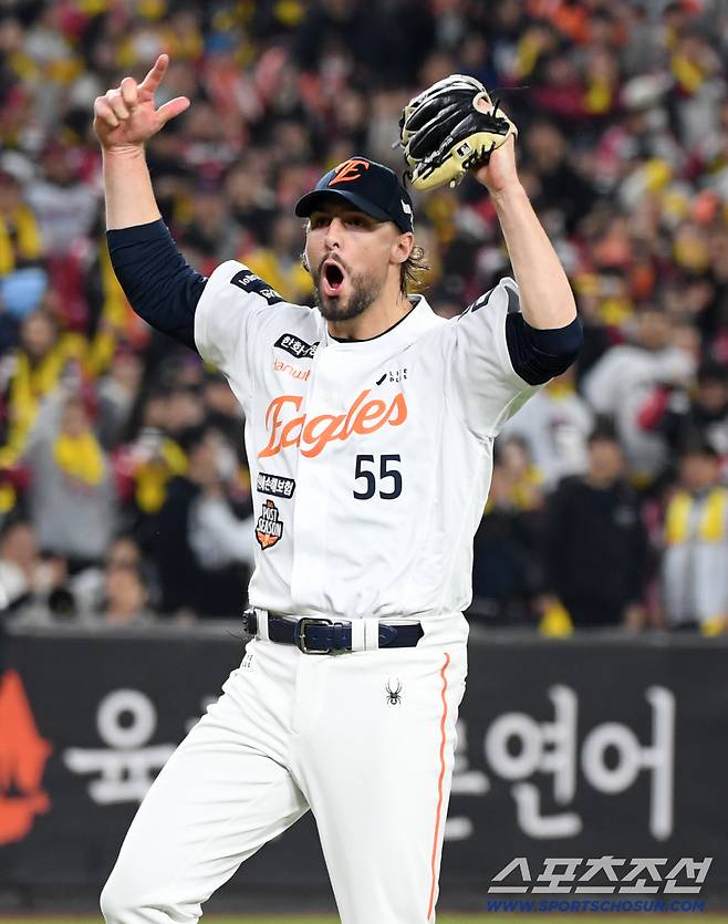 눈물샘 터진 35세 캡틴 '이건 드라마로 만들어도 욕 먹는 거잖아요’ [대전 현장]