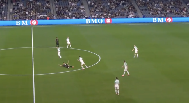 공도 안 잡은 손흥민에게 더러운 반칙세례, 오스틴 그래도 손흥민 못 막았다