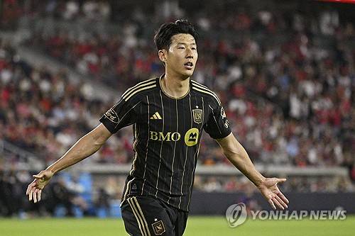 손흥민 '미친 활약' 보여주고 신났다…