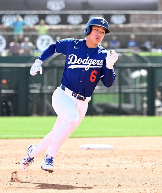 '통산 263도루' 로버츠 감독, 김혜성과 베이스 러닝 도중 '꽈당' 몸개그