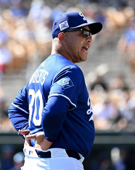 '통산 263도루' 로버츠 감독, 김혜성과 베이스 러닝 도중 '꽈당' 몸개그