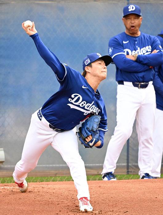 '통산 263도루' 로버츠 감독, 김혜성과 베이스 러닝 도중 '꽈당' 몸개그