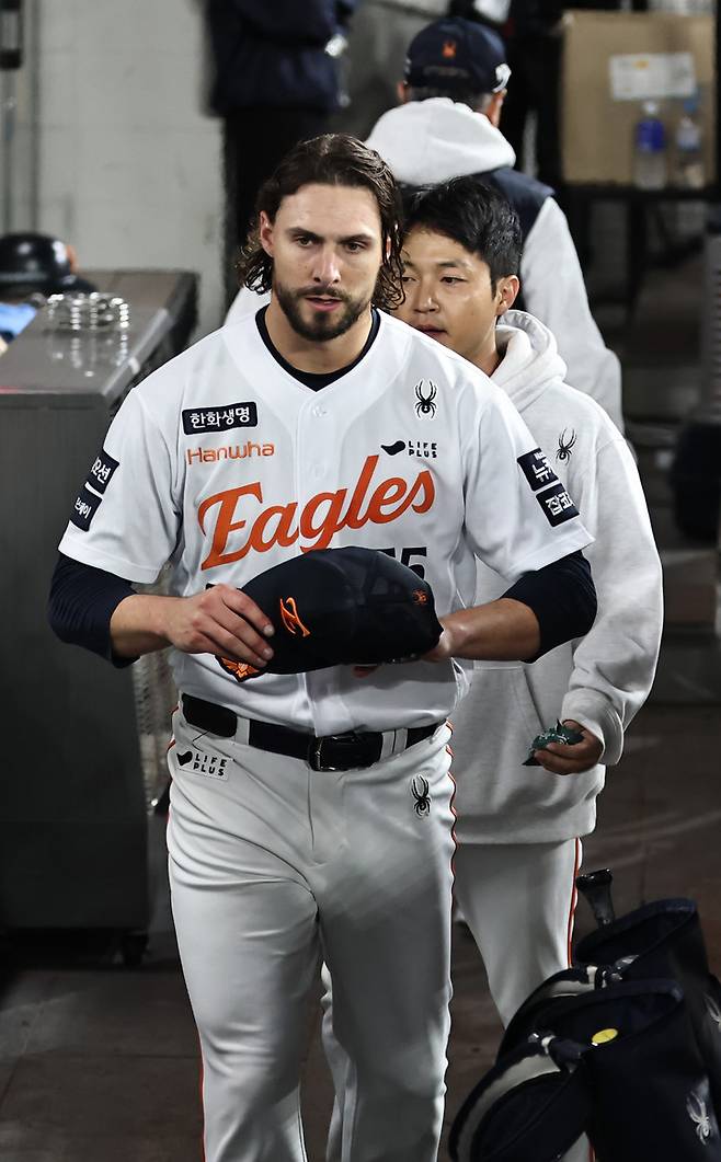 한화 김경문 감독, 김서현 살리려다 '117구' 던진 와이스 투혼까지 수포...이제는 '믿음의 야구' 놓아야 할 때