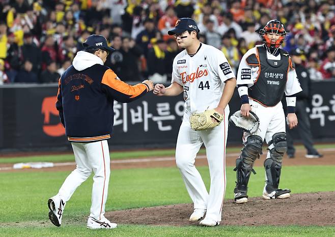 한화 김경문 감독, 김서현 살리려다 '117구' 던진 와이스 투혼까지 수포...이제는 '믿음의 야구' 놓아야 할 때