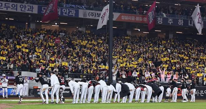 믿기지 않는 9회 역전극에 한국시리즈 4차전 시청률 대박…가을 야구 역대 2위 타점 기록 문현빈, 한화 구할까