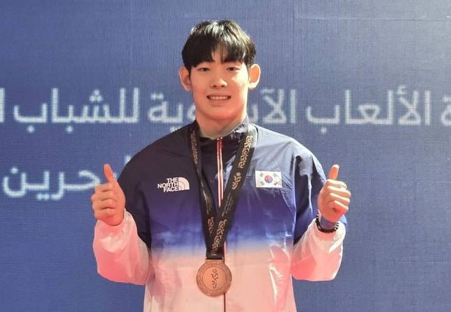 중국 또 와장창 와르르…韓 고등학생 ‘금빛’ 스트로크에 무너져 “고승우 아시아청소년대회 3관왕 압도적 레이스”