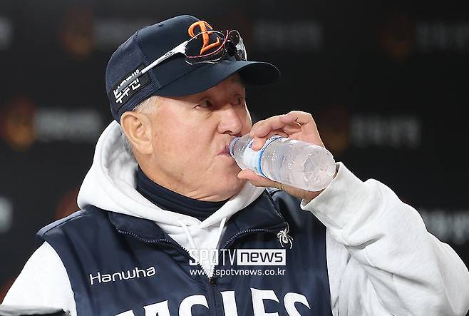 김경문 한 번 더 실수는 끝이다… 전설의 삼성 투수 운영 소환할까, 한화 역사상 첫 대업 도전