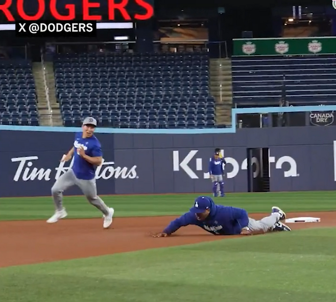 김혜성과 대결서 '꽈당', 망신당한 로버츠 감독…하지만