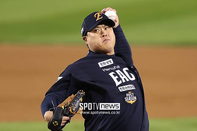 “류현진이 던지겠다고 하네” 눈물겨운 투혼… 김서현-정우주는 어쩌나, 김경문 진짜 시험대 올랐다