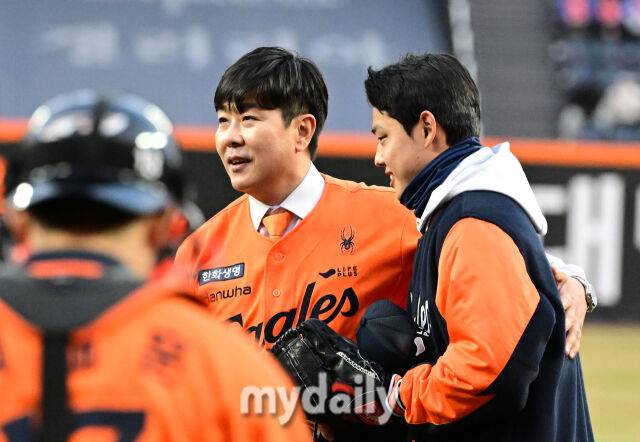 '한화 영구결번 레전드' 정민철-장종훈, 한국시리즈 5차전 시구-시타자로 나선다…애국가는 NCT 도영 [MD대전 KS5]