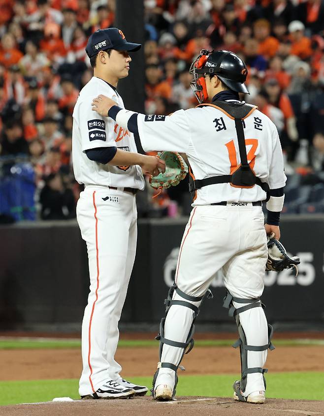 '문동주, 너마저…' 벼랑 끝 한화, 초대형 악재 발생…선발 1이닝 1실점한 뒤 조기 강판