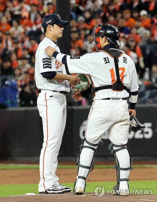 '충격의 1이닝 강판'… 한화는 왜 문동주를 조기 교체했나[KS5]