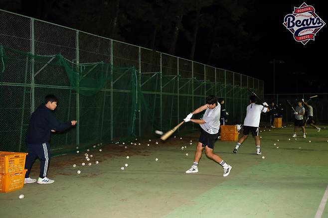 한국은 한국시리즈 축제인데…미야자키에서 칼 가는 9위 팀 두산