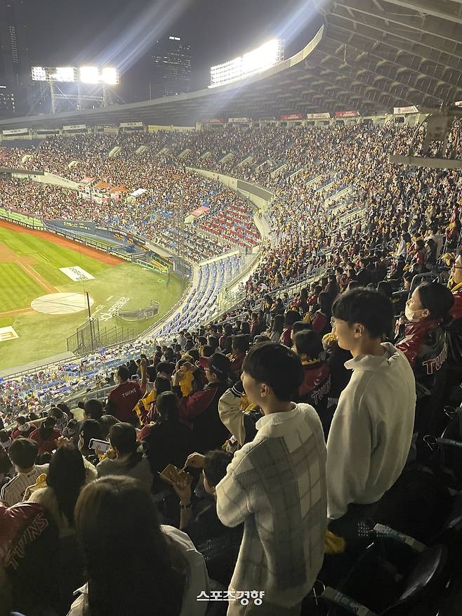 KS 5차전 대전도 만원, 잠실로 만원···LG 전광판 응원에도 3경기 연속 매진