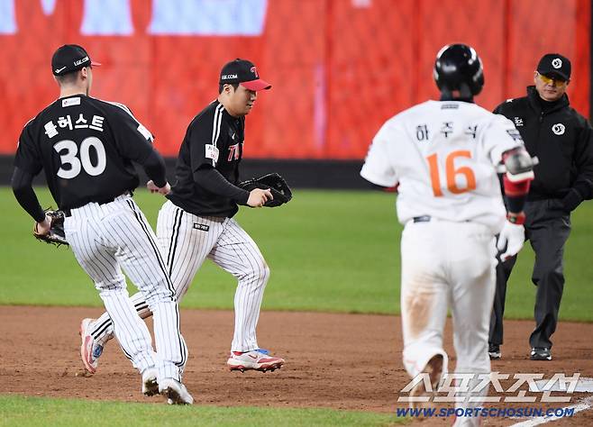 도대체 안타를 몇 개나 훔쳐 가는거야? 속타는 한화, LG 호수비 퍼레이드 '미쳤다'