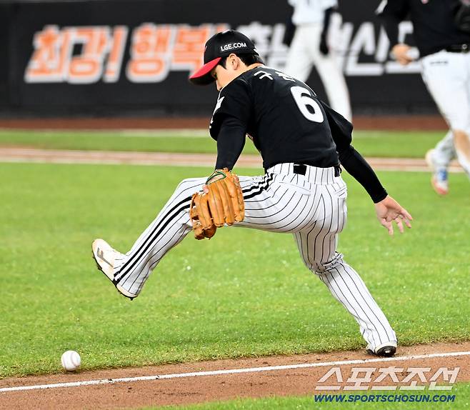 '아차' 가랑이 사이로 빠진 번트. 일부러 안잡은 '신스틸러'의 센스. 병살타가 됐다[KS5]