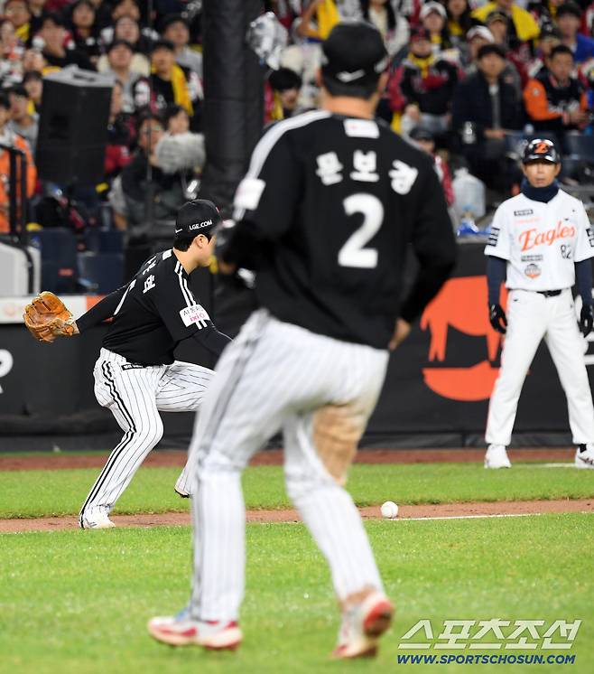 '아차' 가랑이 사이로 빠진 번트. 일부러 안잡은 '신스틸러'의 센스. 병살타가 됐다[KS5]