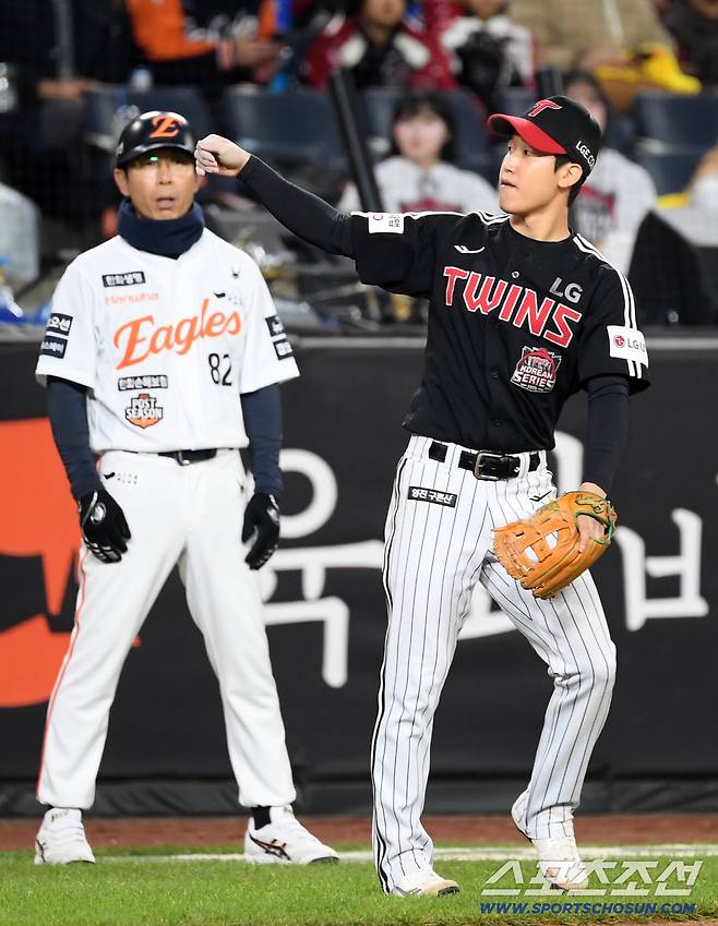 '아차' 가랑이 사이로 빠진 번트. 일부러 안잡은 '신스틸러'의 센스. 병살타가 됐다[KS5]