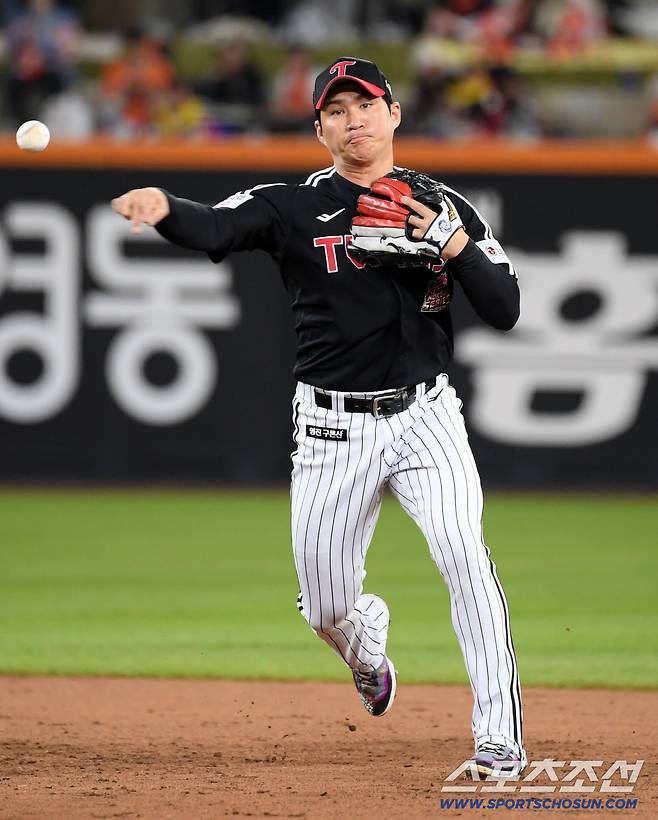 '아차' 가랑이 사이로 빠진 번트. 일부러 안잡은 '신스틸러'의 센스. 병살타가 됐다[KS5]