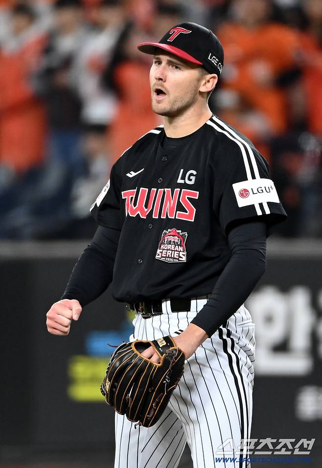 '아차' 가랑이 사이로 빠진 번트. 일부러 안잡은 '신스틸러'의 센스. 병살타가 됐다[KS5]