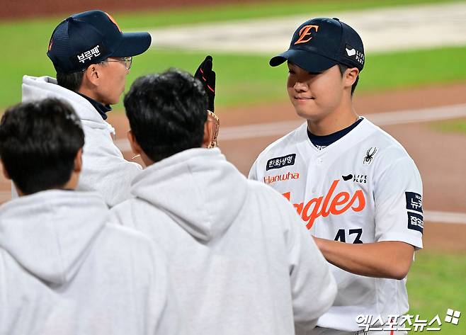 '문동주 조기 강판' 초대형 악재→한화, 그래도 포기 안 했다…정우주·황준서·김종수 '4이닝 1실점' 합작 [KS5]