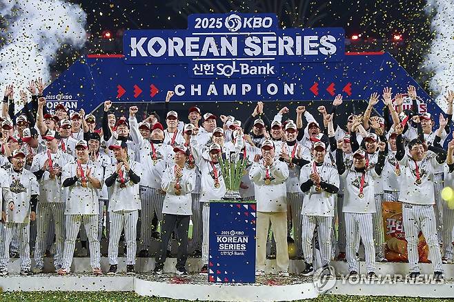 LG의 품격 있는 우승 세리머니…한화 팬들도 아낌없는 박수