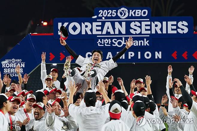 LG의 품격 있는 우승 세리머니…한화 팬들도 아낌없는 박수