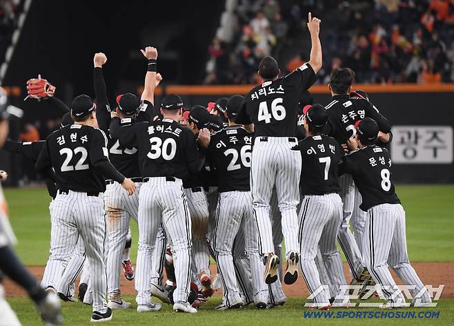 '2025 최강팀은 LG 트윈스' 4승1패 징검다리 우승, V4 완성. 3년간 두번 우승 염경엽, 명장에 오르다[KS5 리뷰]