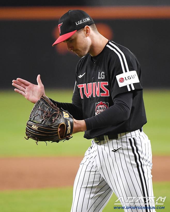 '2025 최강팀은 LG 트윈스' 4승1패 징검다리 우승, V4 완성. 3년간 두번 우승 염경엽, 명장에 오르다[KS5 리뷰]