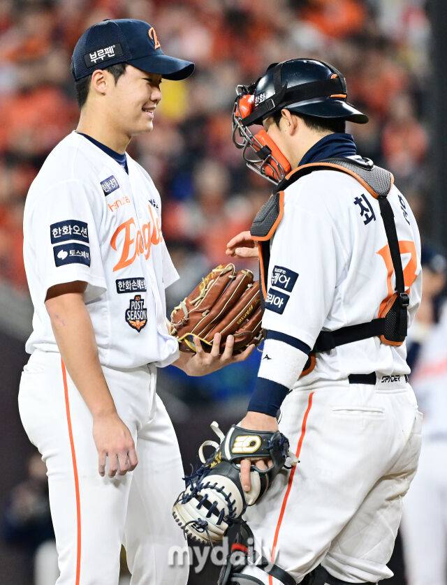 문동주 충격 강판, 2회 갑자기 올라왔는데…패전투수 한화 18살 루키를 누가 욕하랴, 정우주는 한화의 미래다 [MD대전 KS5]