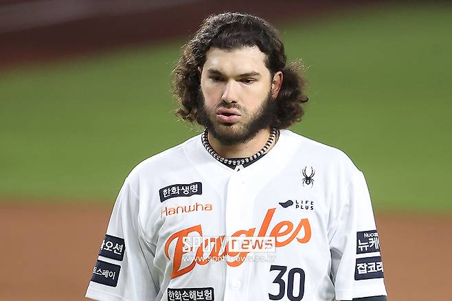 다 사라진 한화 더그아웃, 폰세만 마지막까지 지키고 있었다… 한국에서 마지막 풍경 직감했을까