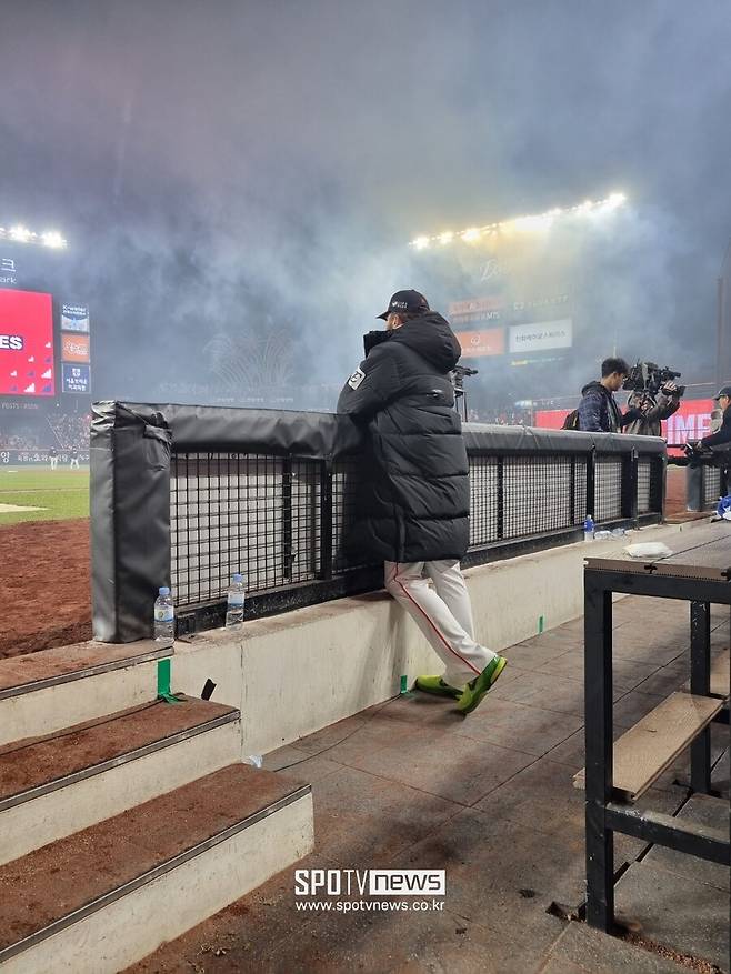 다 사라진 한화 더그아웃, 폰세만 마지막까지 지키고 있었다… 한국에서 마지막 풍경 직감했을까