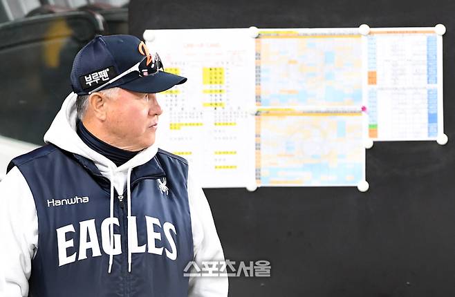 ‘패장’ 김경문 감독의 마지막 한마디 “어린 선수(김서현), 분명 좋은 모습으로 한화 강팀 만들 것→LG 축하한다” [KS5]