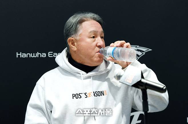 ‘패장’ 김경문 감독의 마지막 한마디 “어린 선수(김서현), 분명 좋은 모습으로 한화 강팀 만들 것→LG 축하한다” [KS5]