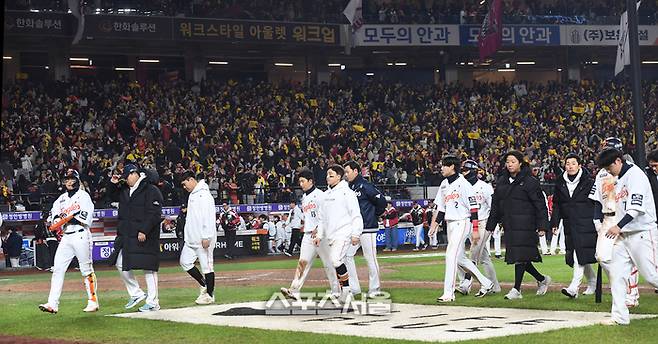 ‘패장’ 김경문 감독의 마지막 한마디 “어린 선수(김서현), 분명 좋은 모습으로 한화 강팀 만들 것→LG 축하한다” [KS5]