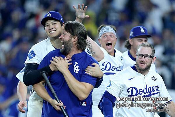 '눈물의 은퇴' 커쇼, 다저스타디움서 마지막 인사→18년 동행의 마침표…